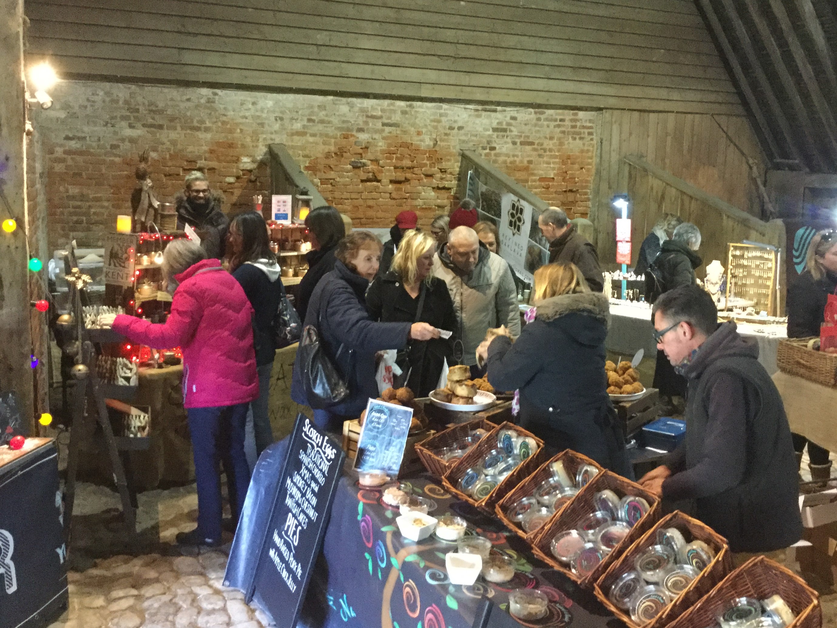 cobbled barn mwm 2017 A busy market with shoppers and food stands.